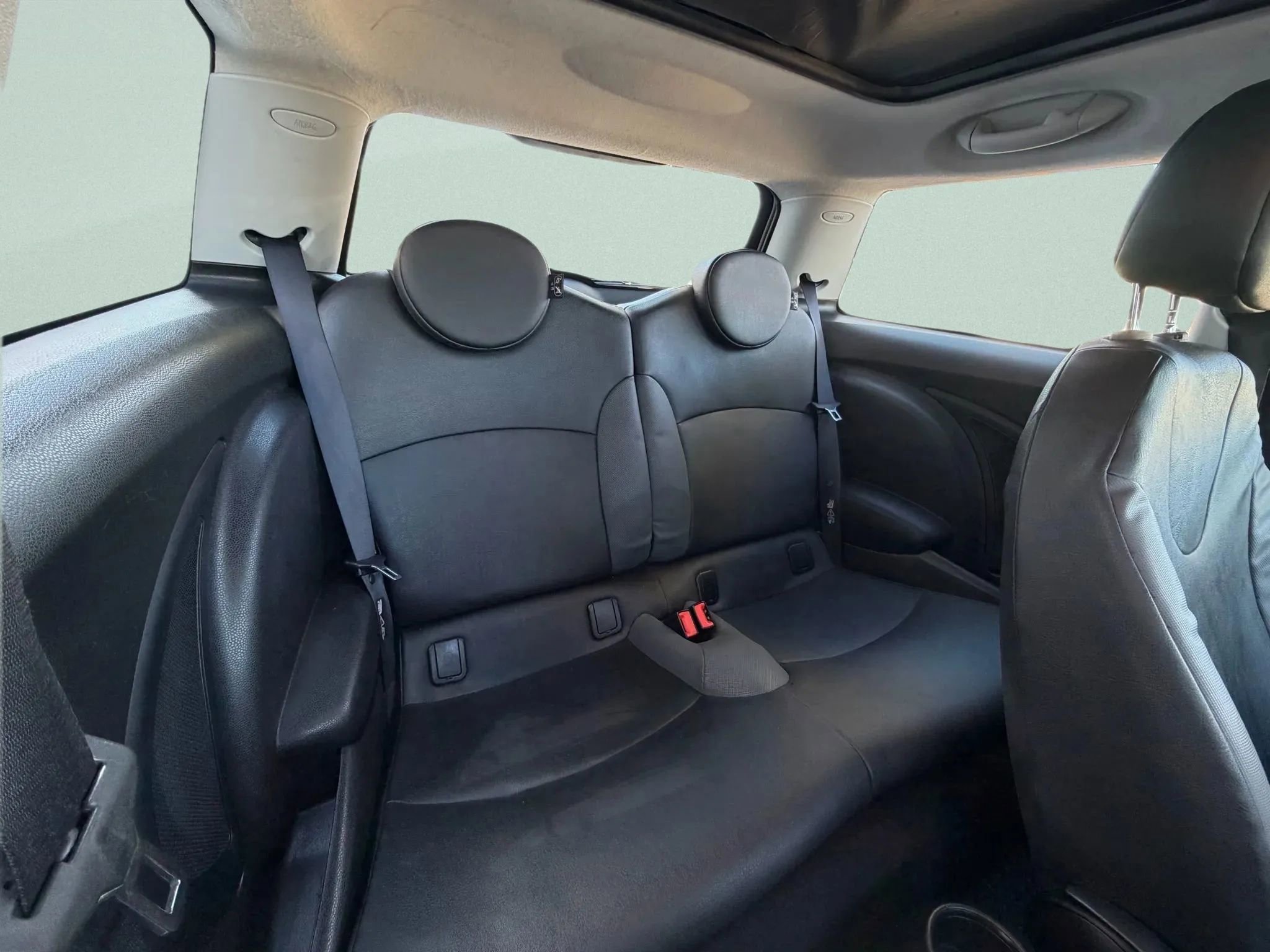 Used 2010 MINI Cooper Hardtop image 12