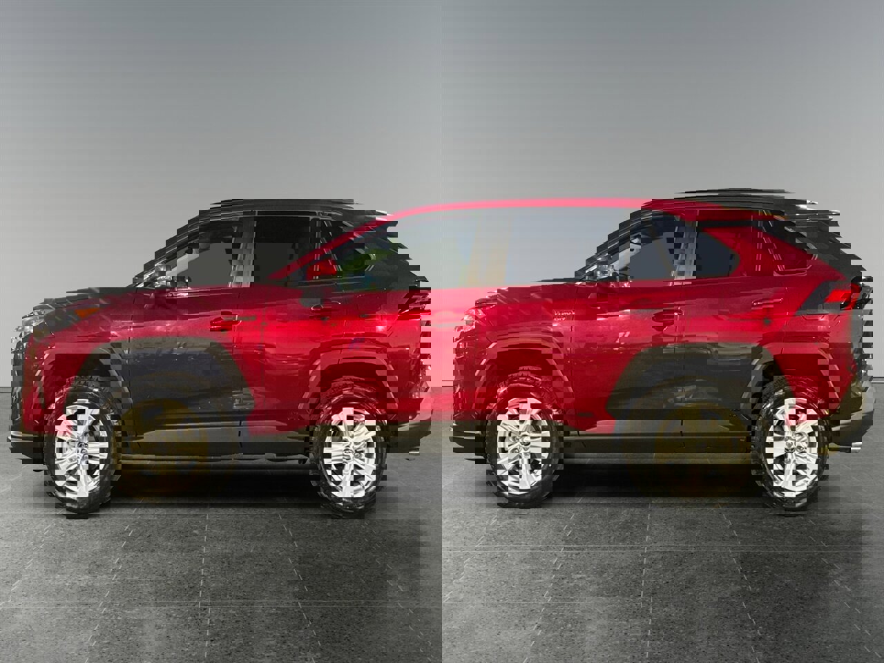 Used 2021 Toyota RAV4 LE image 2