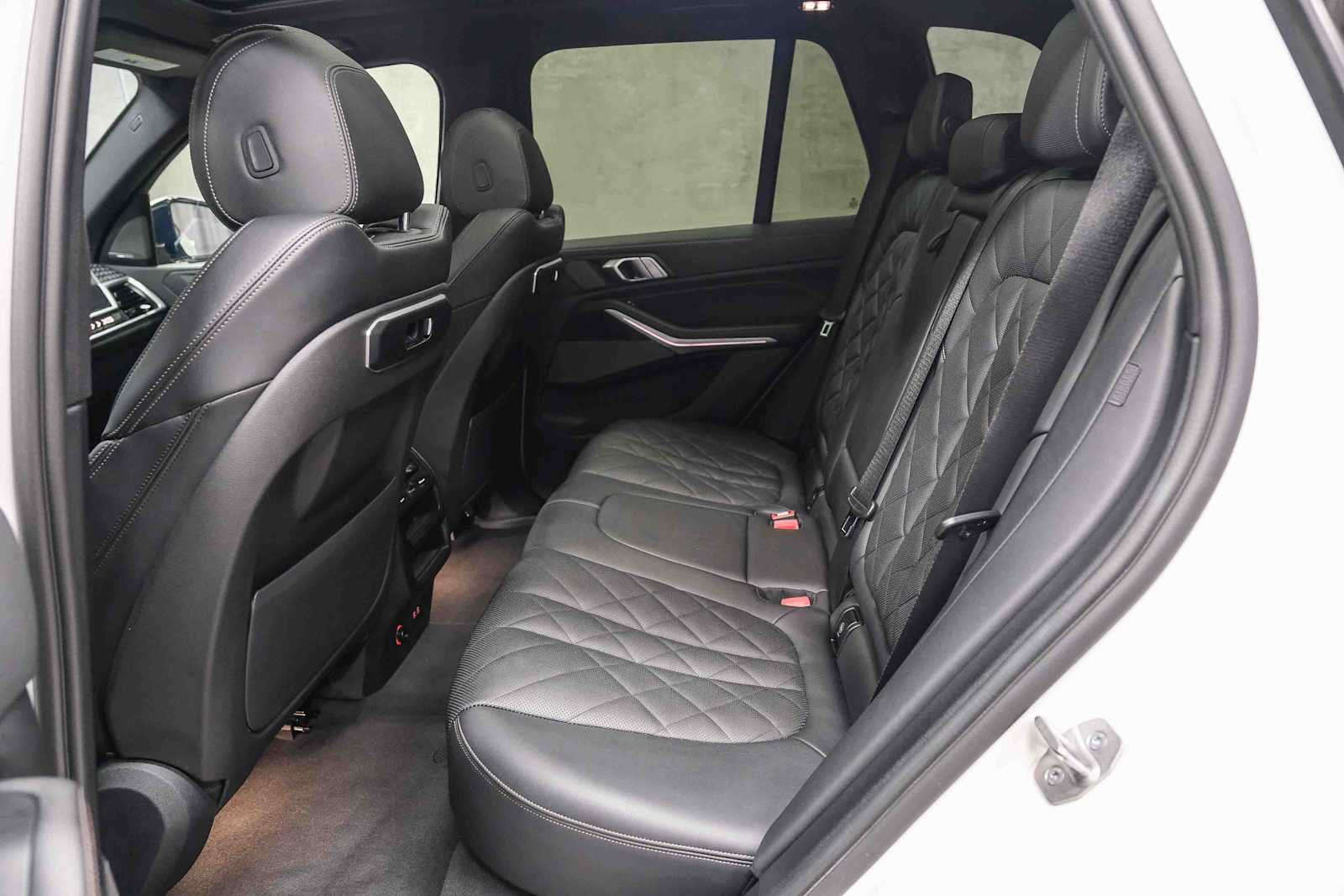 Used 2024 BMW X5 xDrive50e w/ M Sport Package AWD/4WD image 23