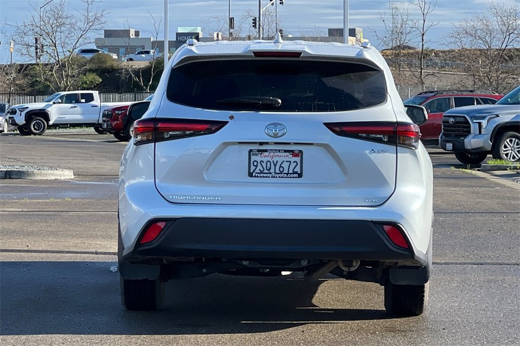 Certified 2025 Toyota Highlander XLE image 6