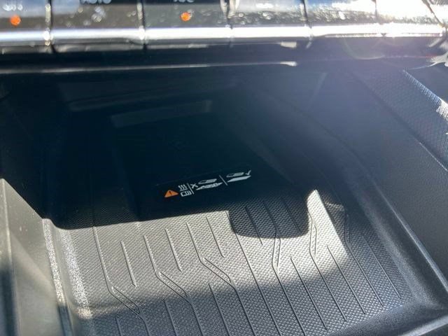 Used 2025 Chevrolet Equinox EV RS FWD image 34