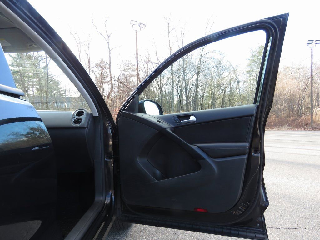 Used 2016 Volkswagen Tiguan S image 12