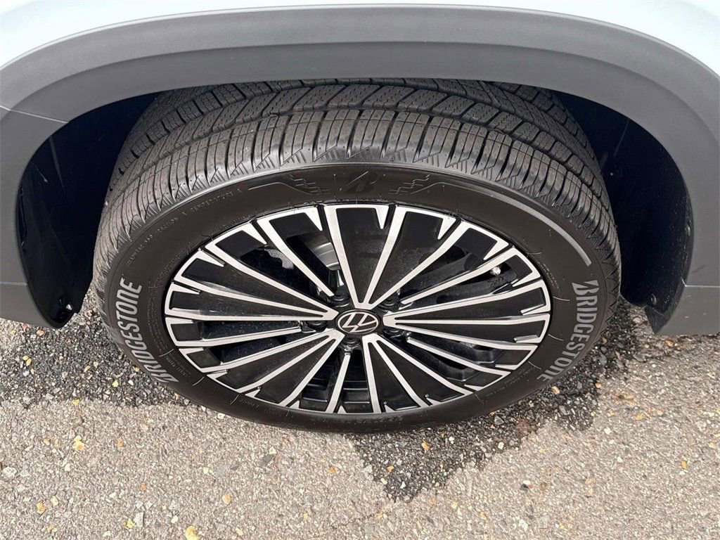 New 2025 Volkswagen Taos SE image 6