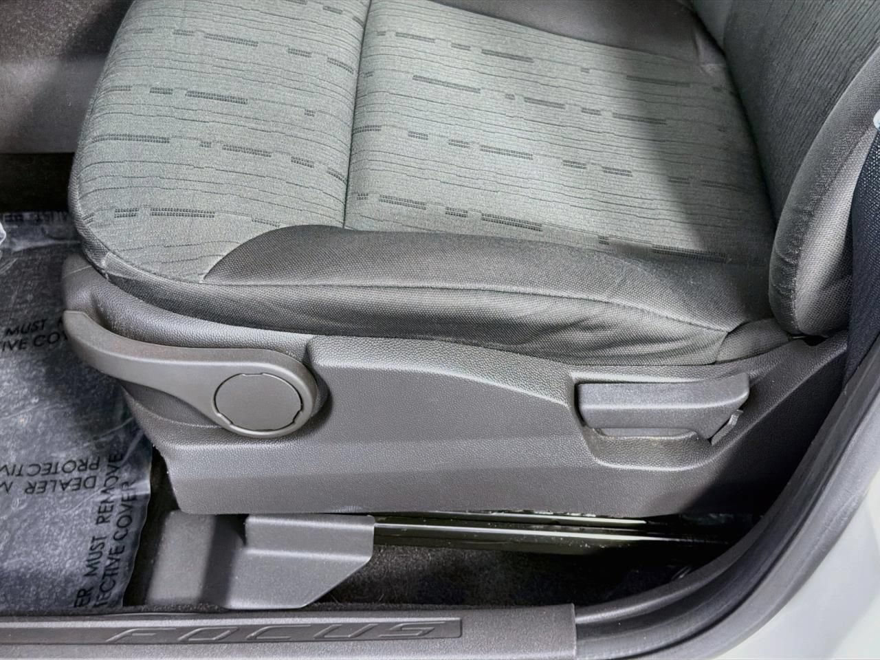 Used 2010 Ford Focus SE FWD image 34