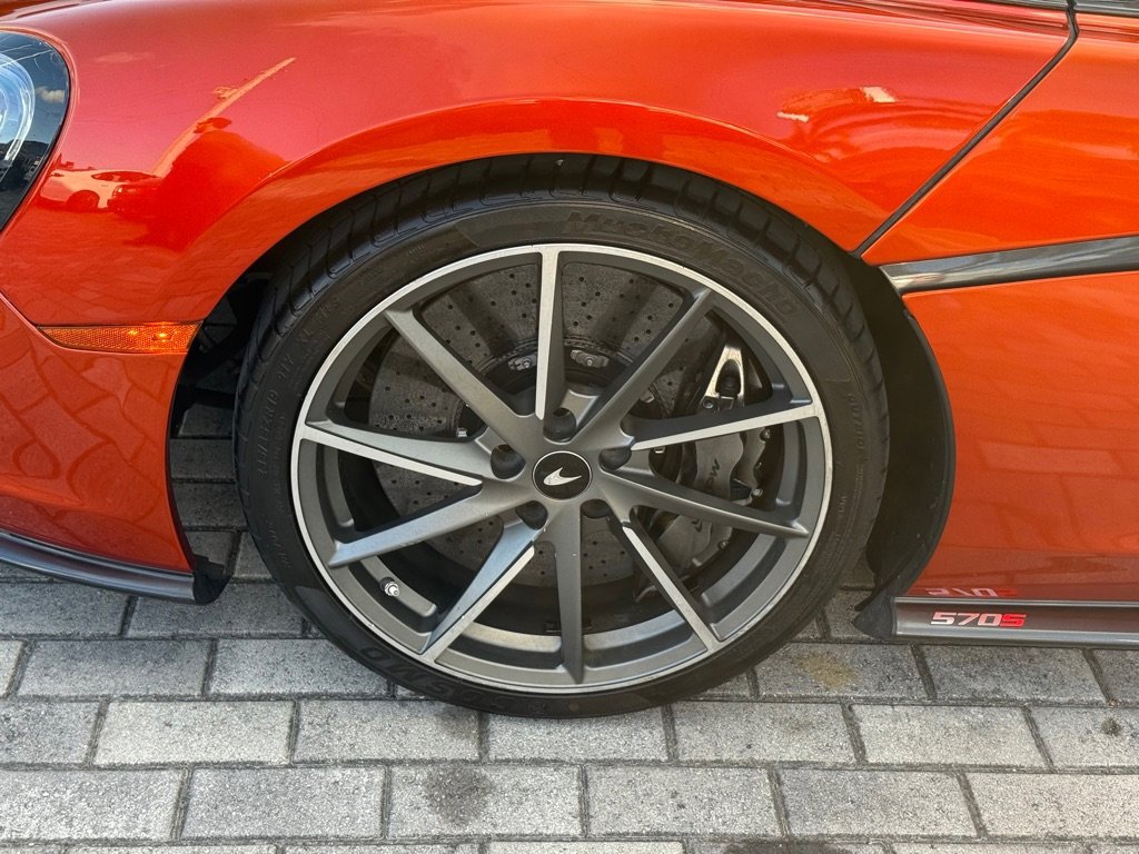 Used 2020 McLaren 570S Spider image 31