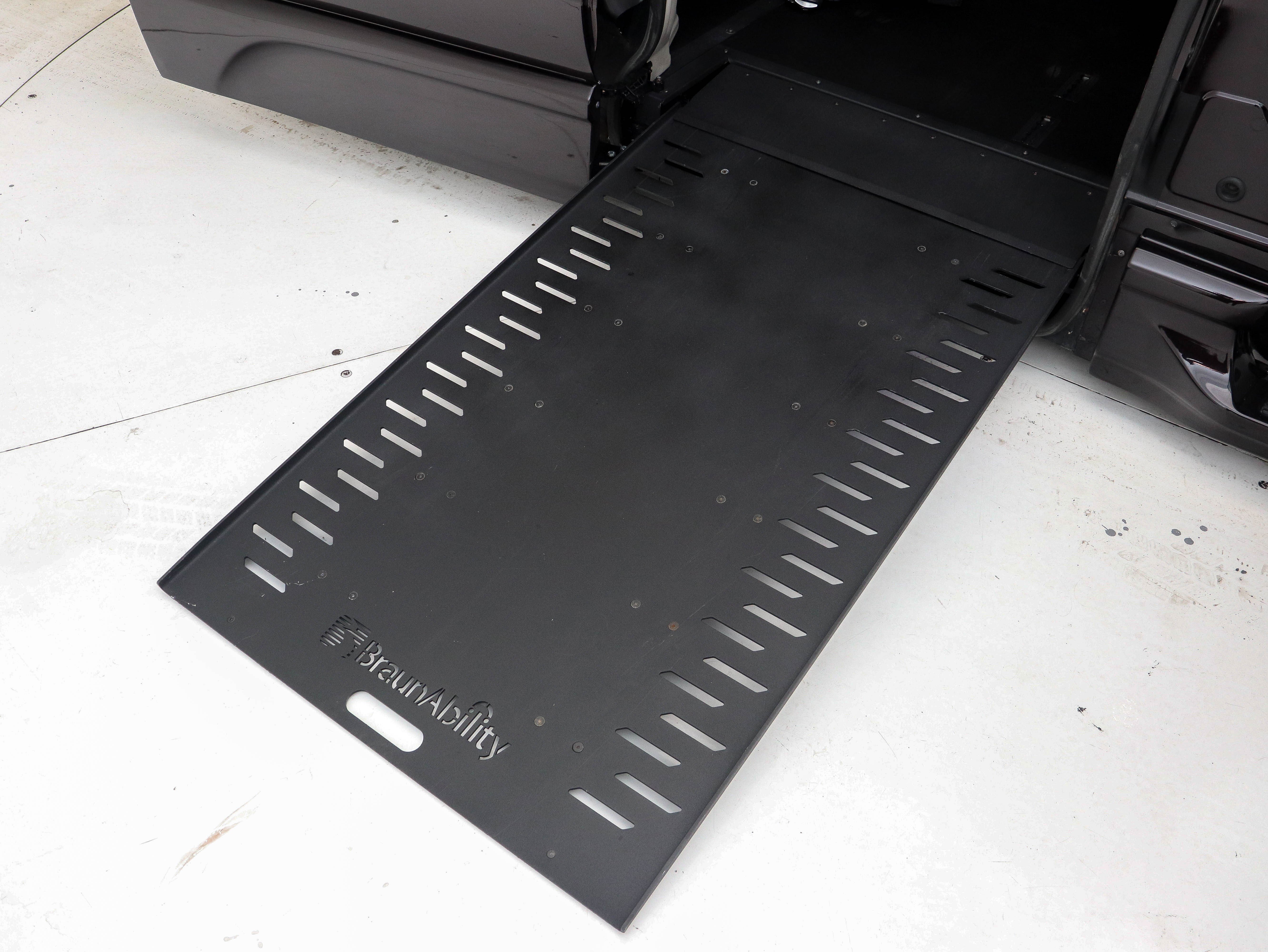 Used 2018 Chrysler Pacifica Touring Plus image 17