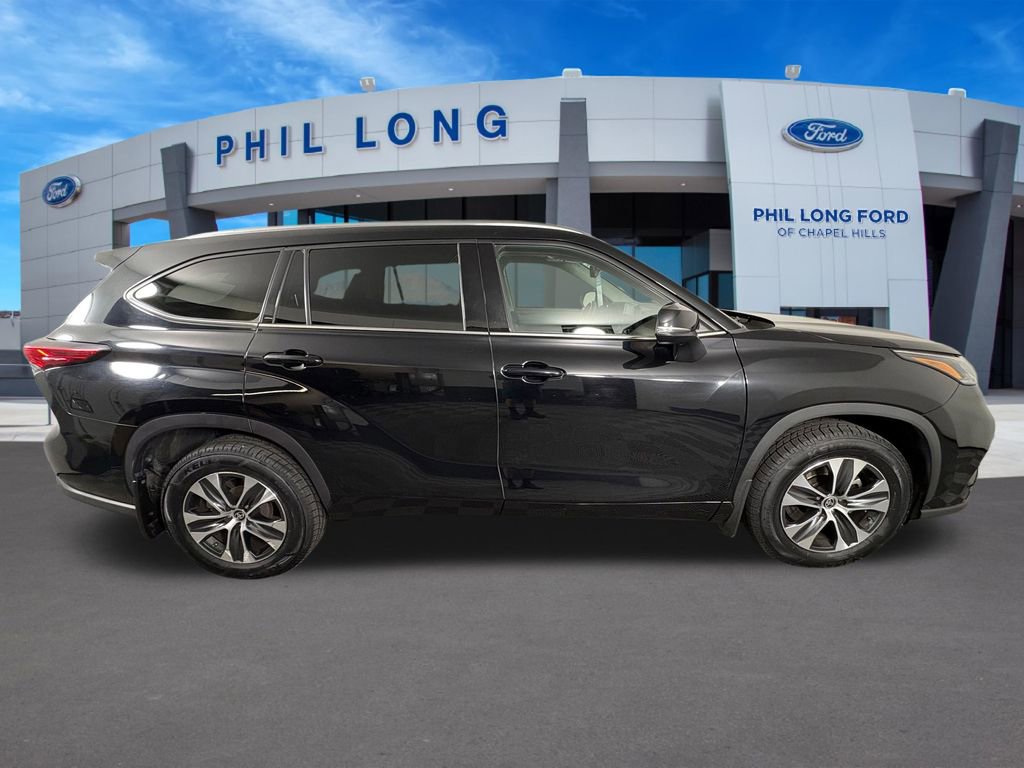 Used 2021 Toyota Highlander XLE AWD/4WD image 6