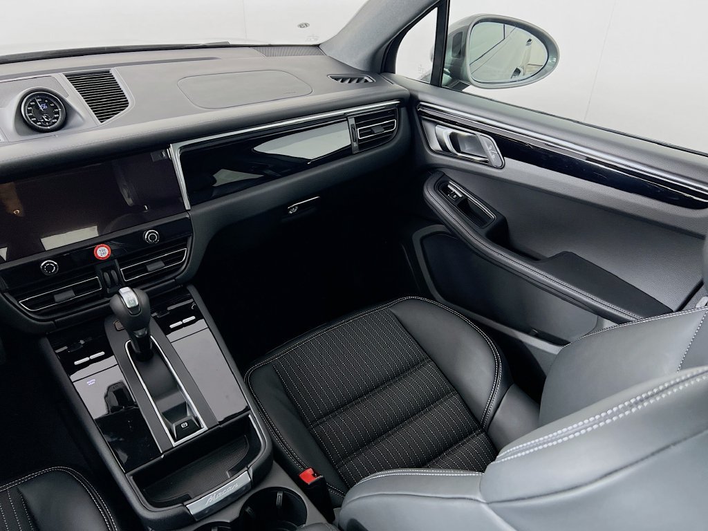 Certified 2026 Porsche Macan Turbo AWD/4WD image 26