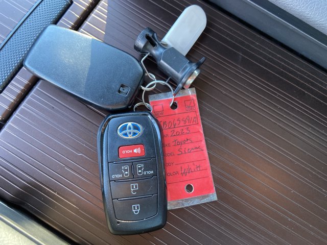 Used 2023 Toyota Sienna LE FWD image 47