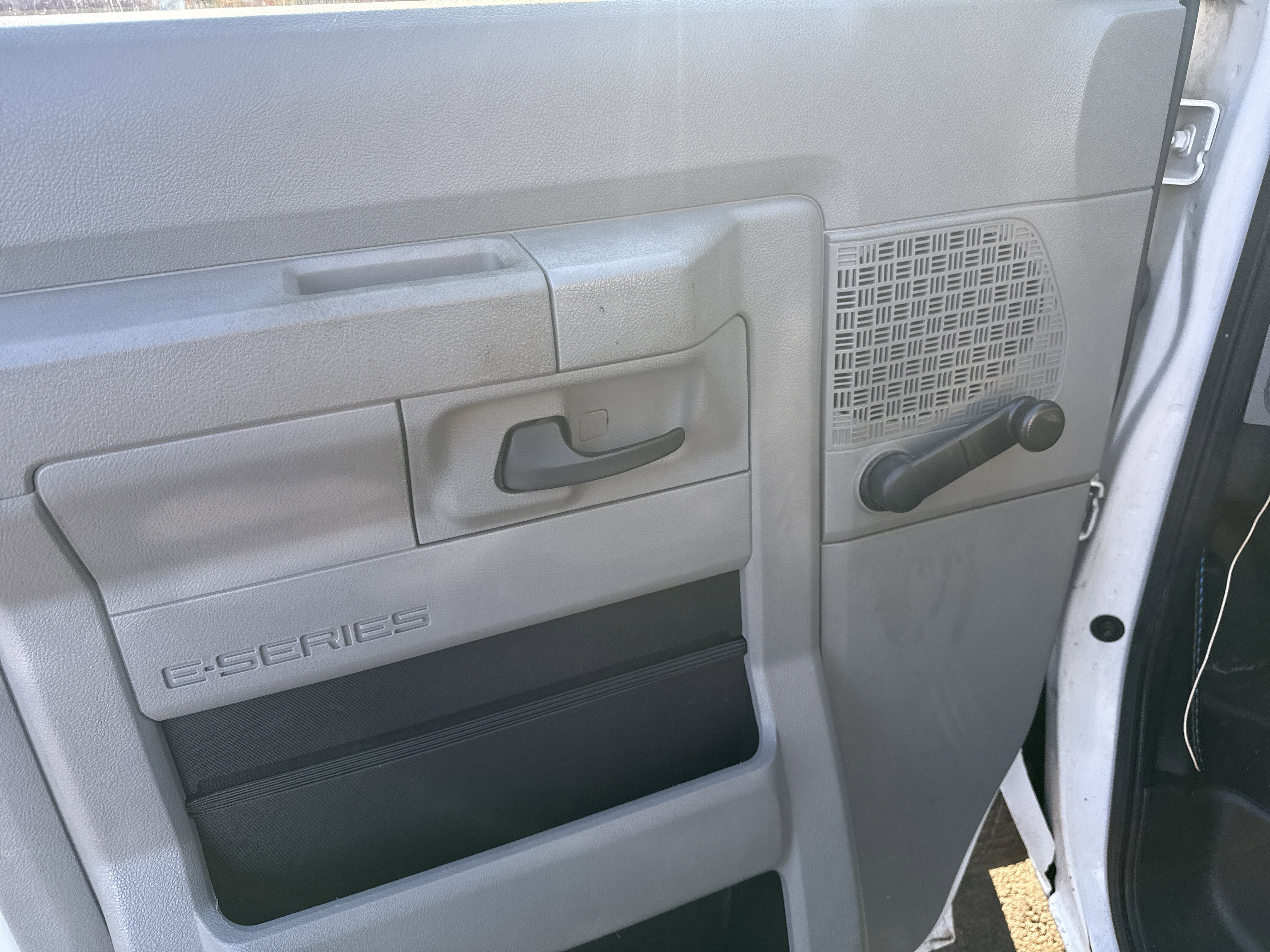 Used 2014 Ford E-250 and Econoline 250 image 12