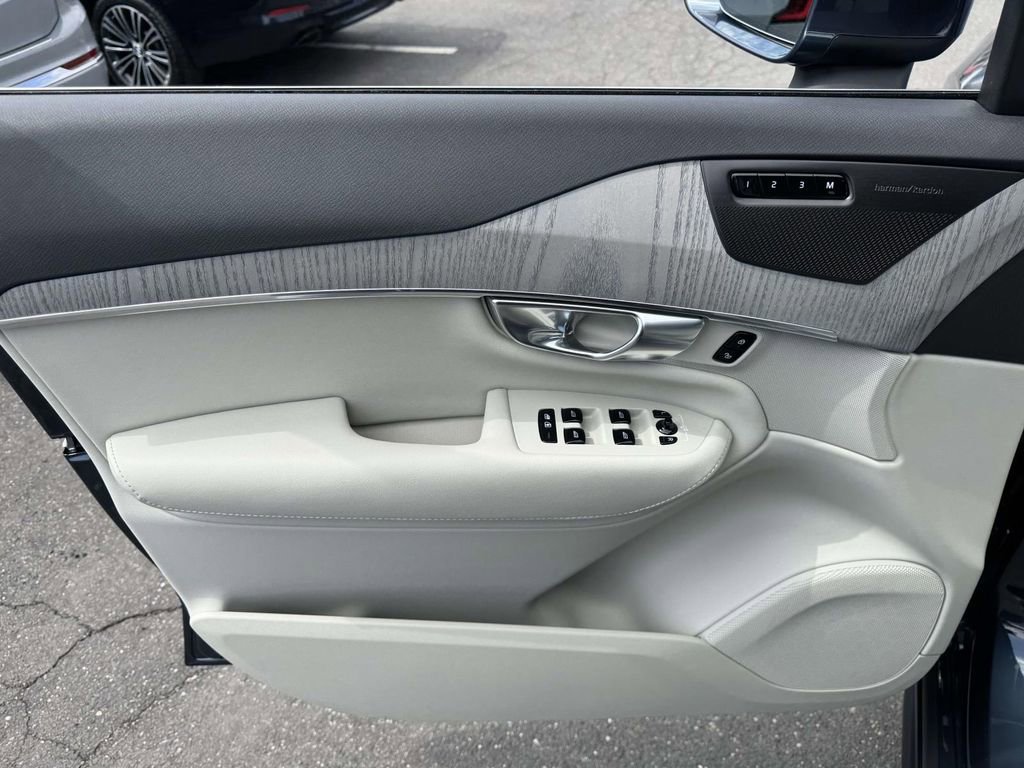 Used 2025 Volvo XC90 B6 Plus w/ Protection Package image 17