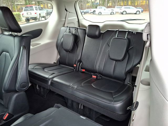 Used 2024 Chrysler Pacifica Select image 14