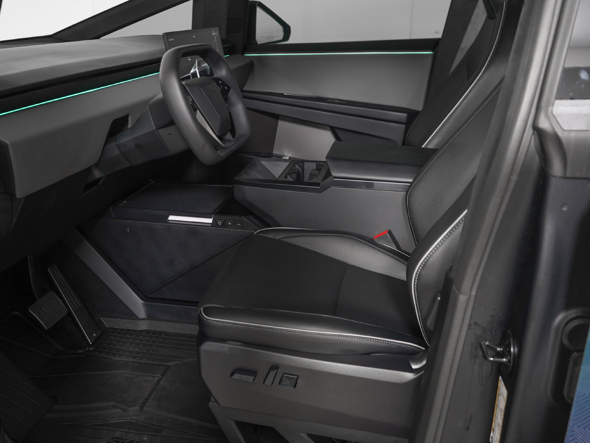 Used 2025 Tesla Cybertruck AWD Crew Cab image 14