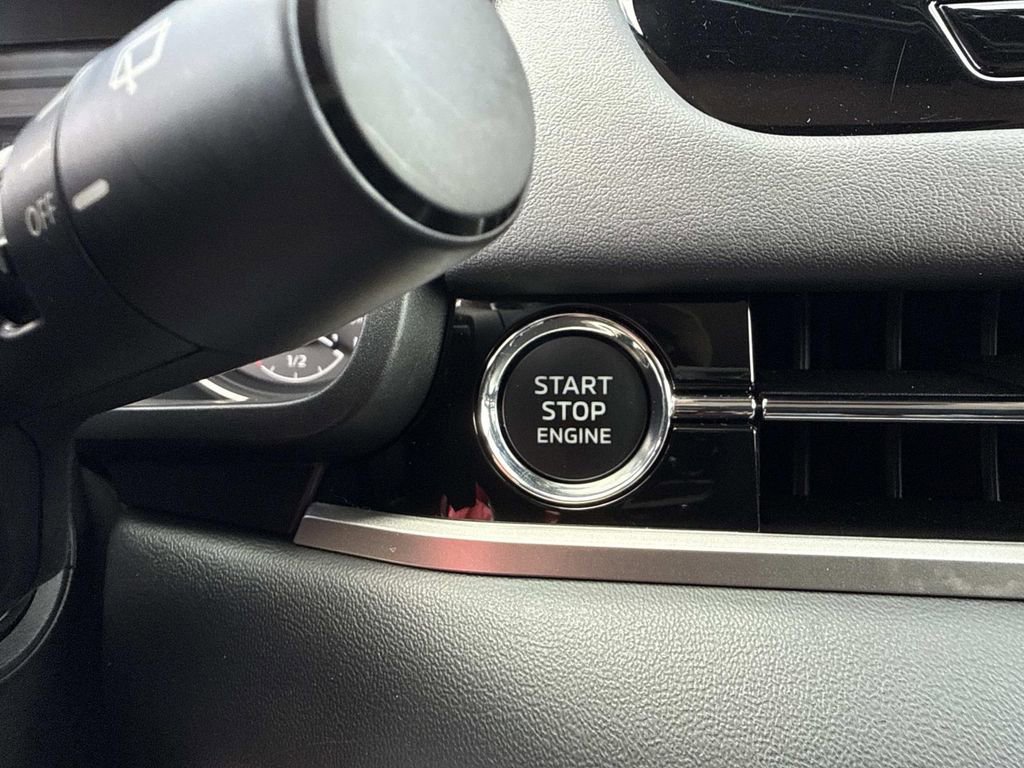 Used 2025 Mitsubishi Outlander ES image 32