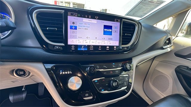 Used 2023 Chrysler Pacifica Touring-L image 22