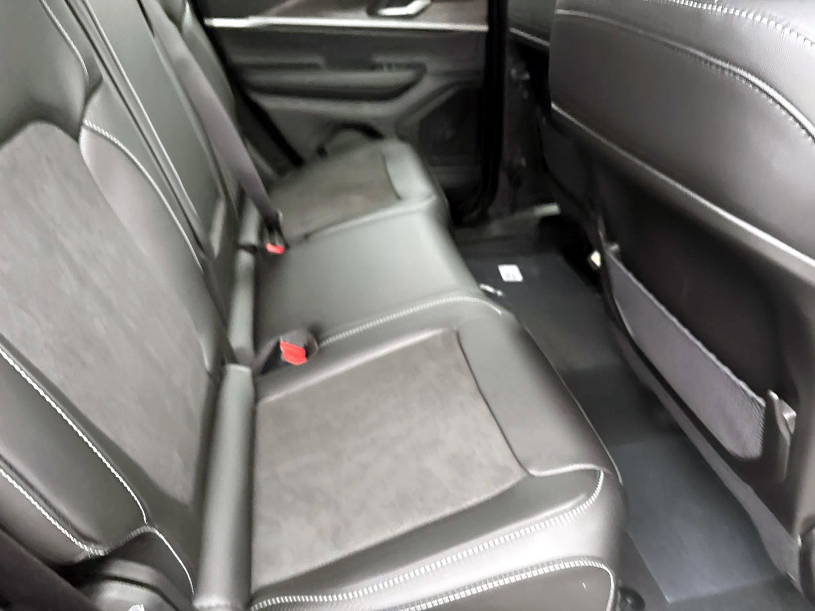 New 2026 Jeep Grand Cherokee Altitude image 8