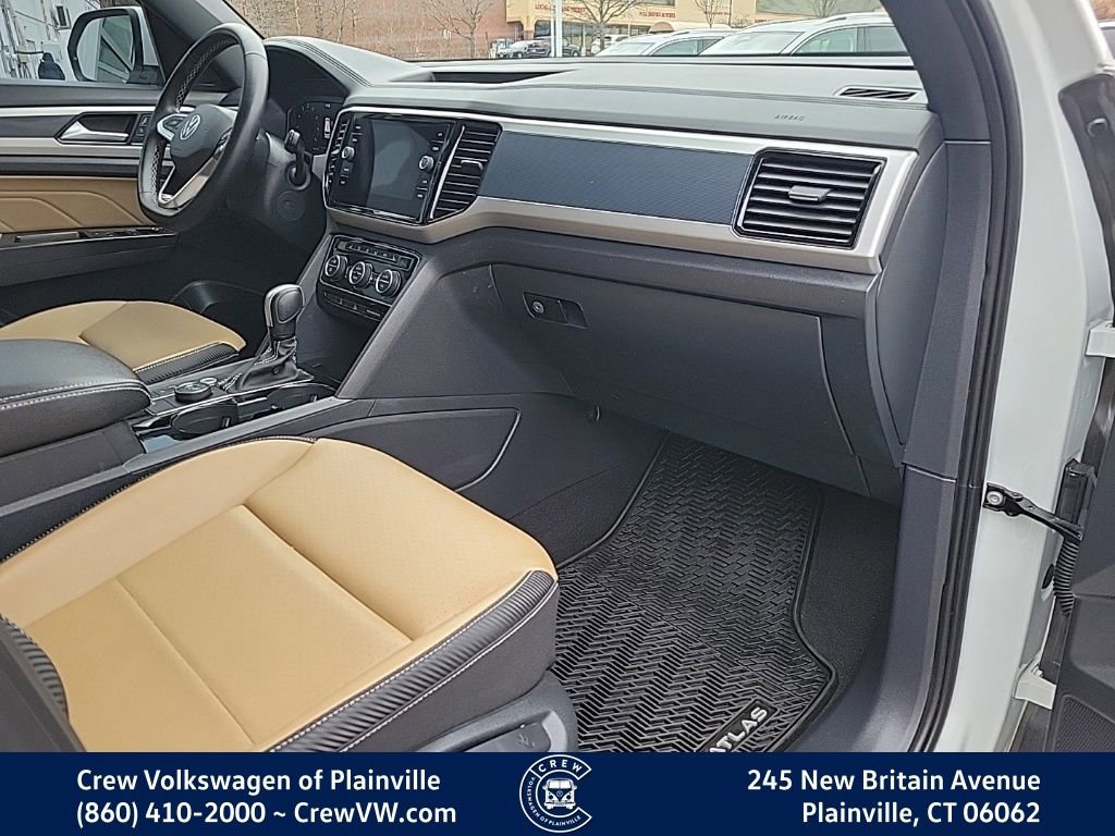 Certified 2022 Volkswagen Atlas Cross Sport SE w/ Panoramic Sunroof Package image 45