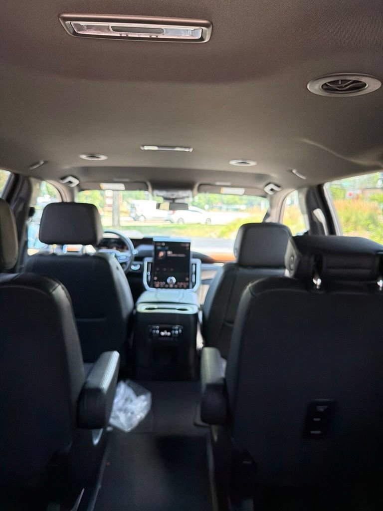 Used 2025 GMC Yukon XL Denali AWD/4WD image 11