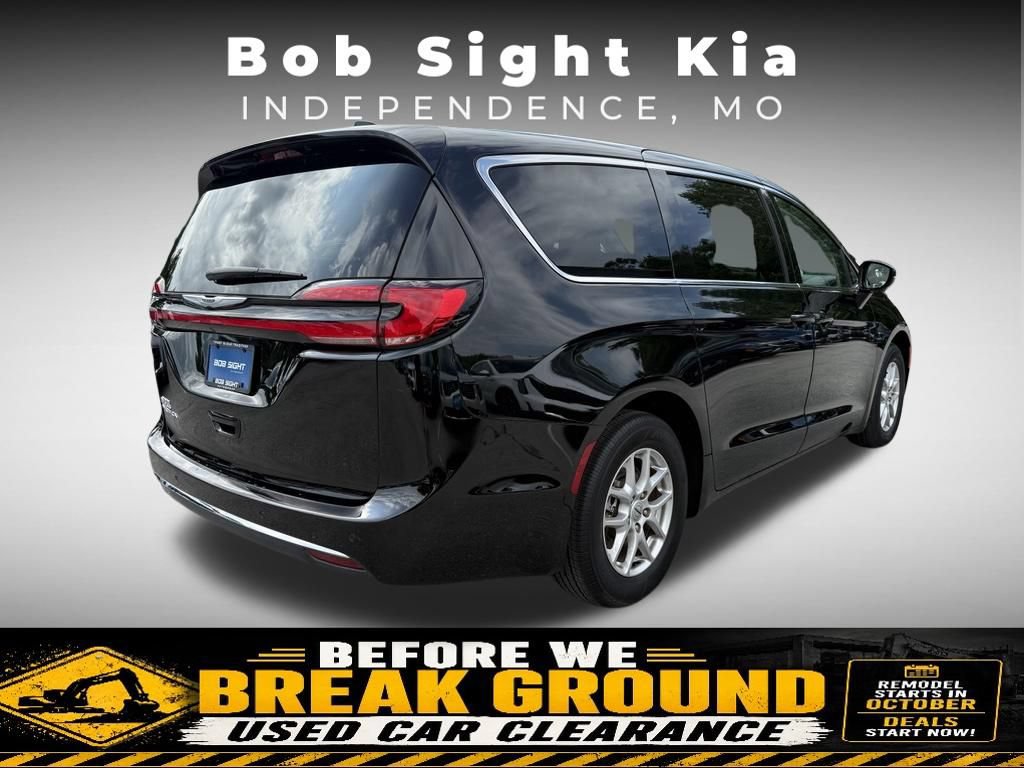 Used 2024 Chrysler Pacifica Touring-L FWD image 13
