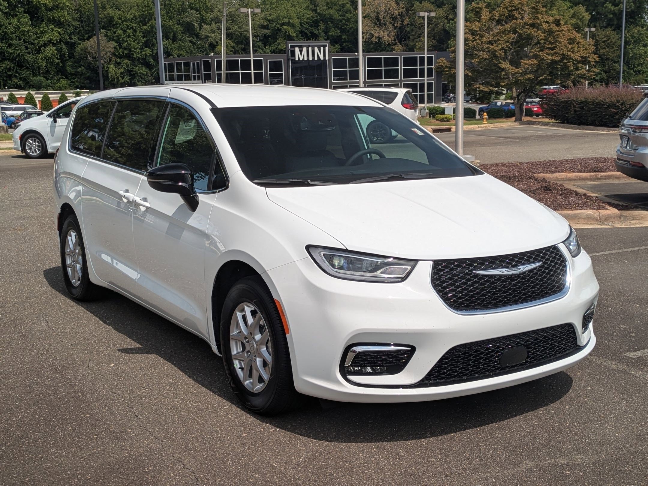 New 2026 Chrysler Pacifica Select image 3