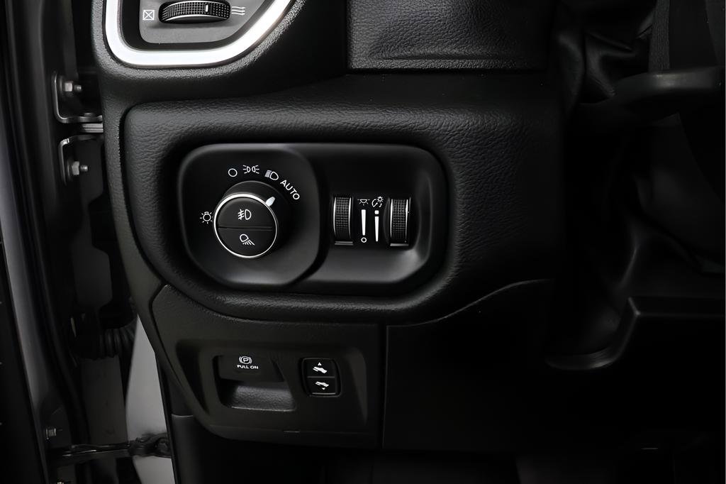 Used 2019 RAM 1500 Laramie AWD/4WD image 18