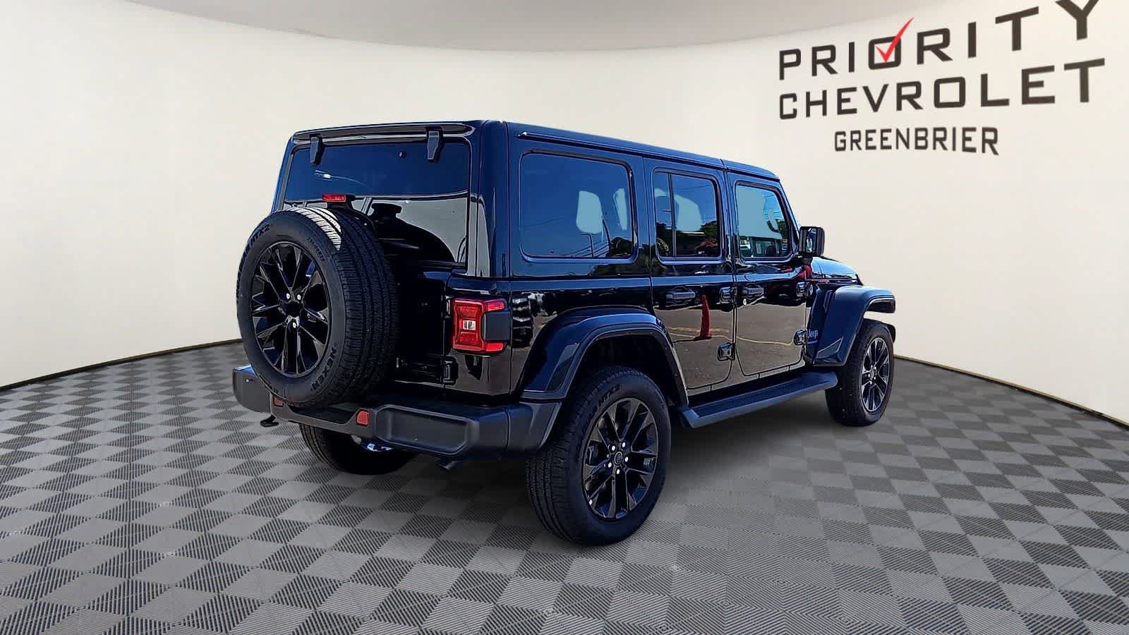 Used 2025 Jeep Wrangler Unlimited Sahara AWD/4WD image 8
