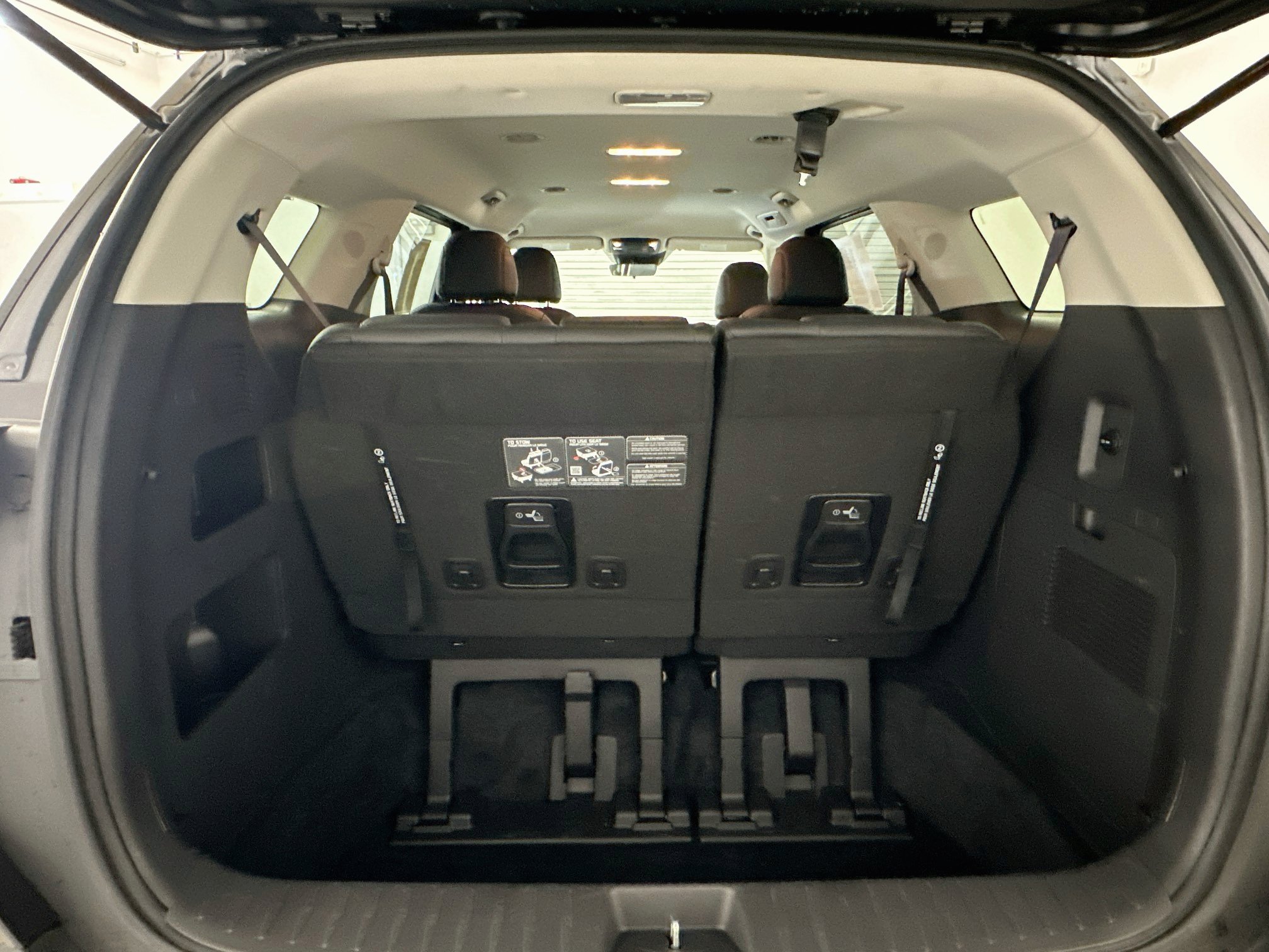 Used 2026 Kia Carnival FWD image 31
