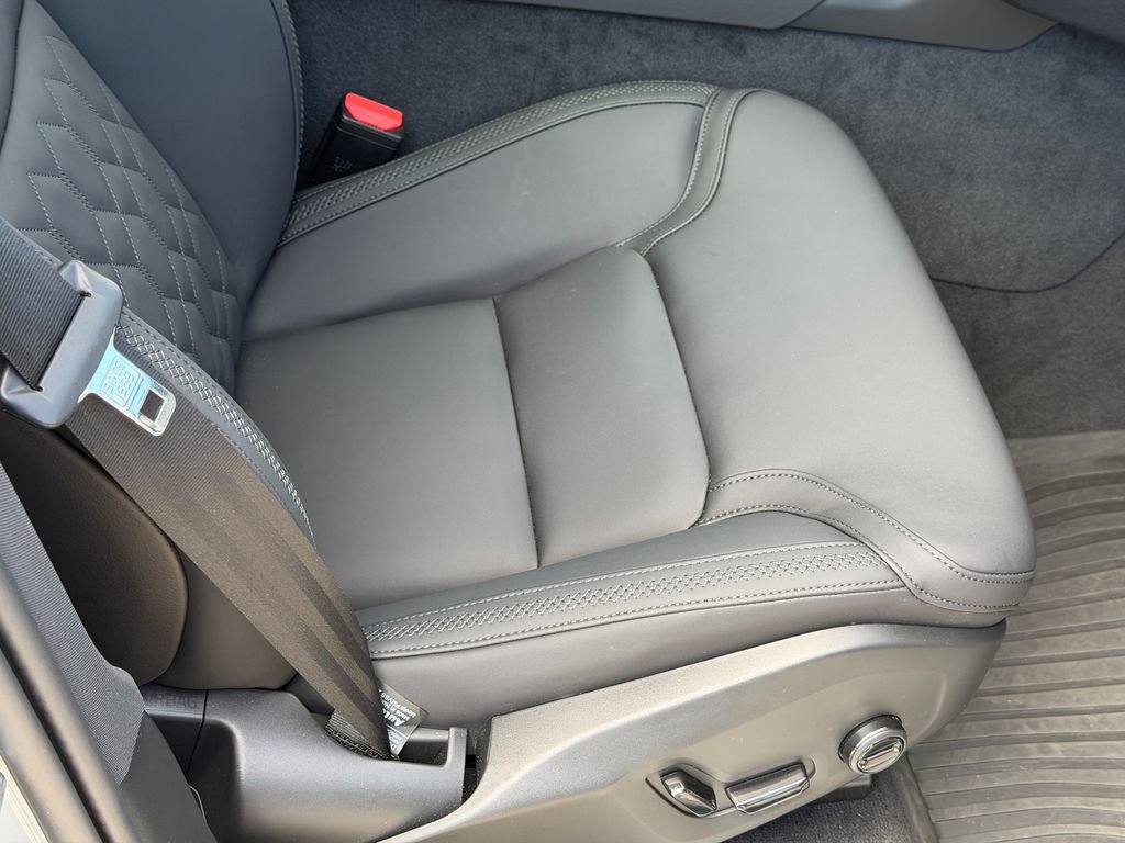 New 2026 Volvo XC90 B6 Plus w/ Protection Package Premier AWD/4WD image 8
