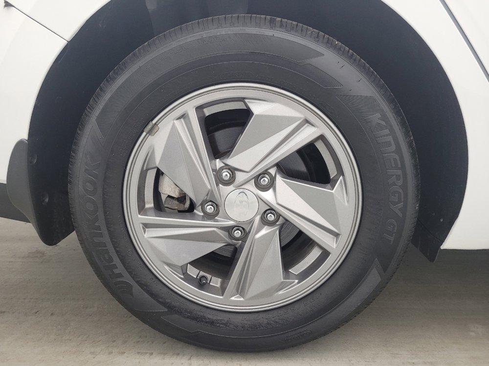 Used 2025 Hyundai Elantra SE FWD image 31