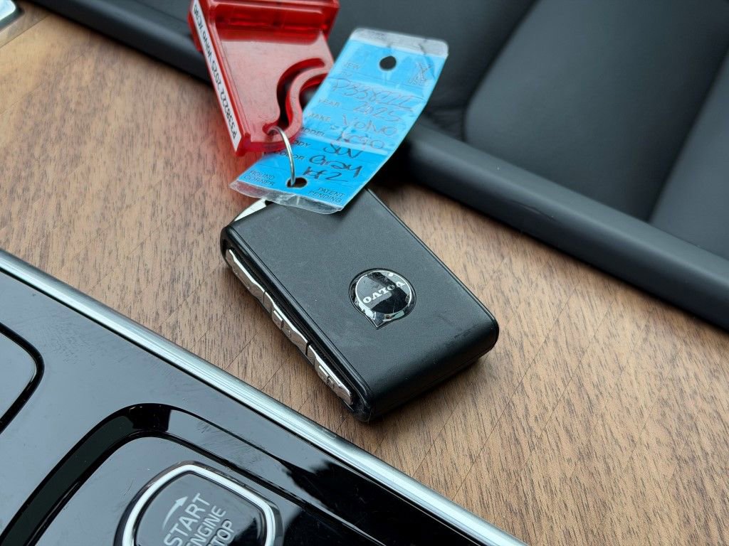 Certified 2025 Volvo XC90 B6 Plus image 35