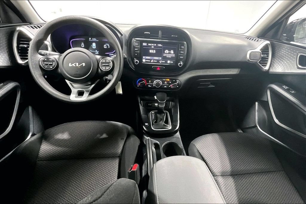 Used 2025 Kia Soul LX w/ LX Technology Package FWD image 18
