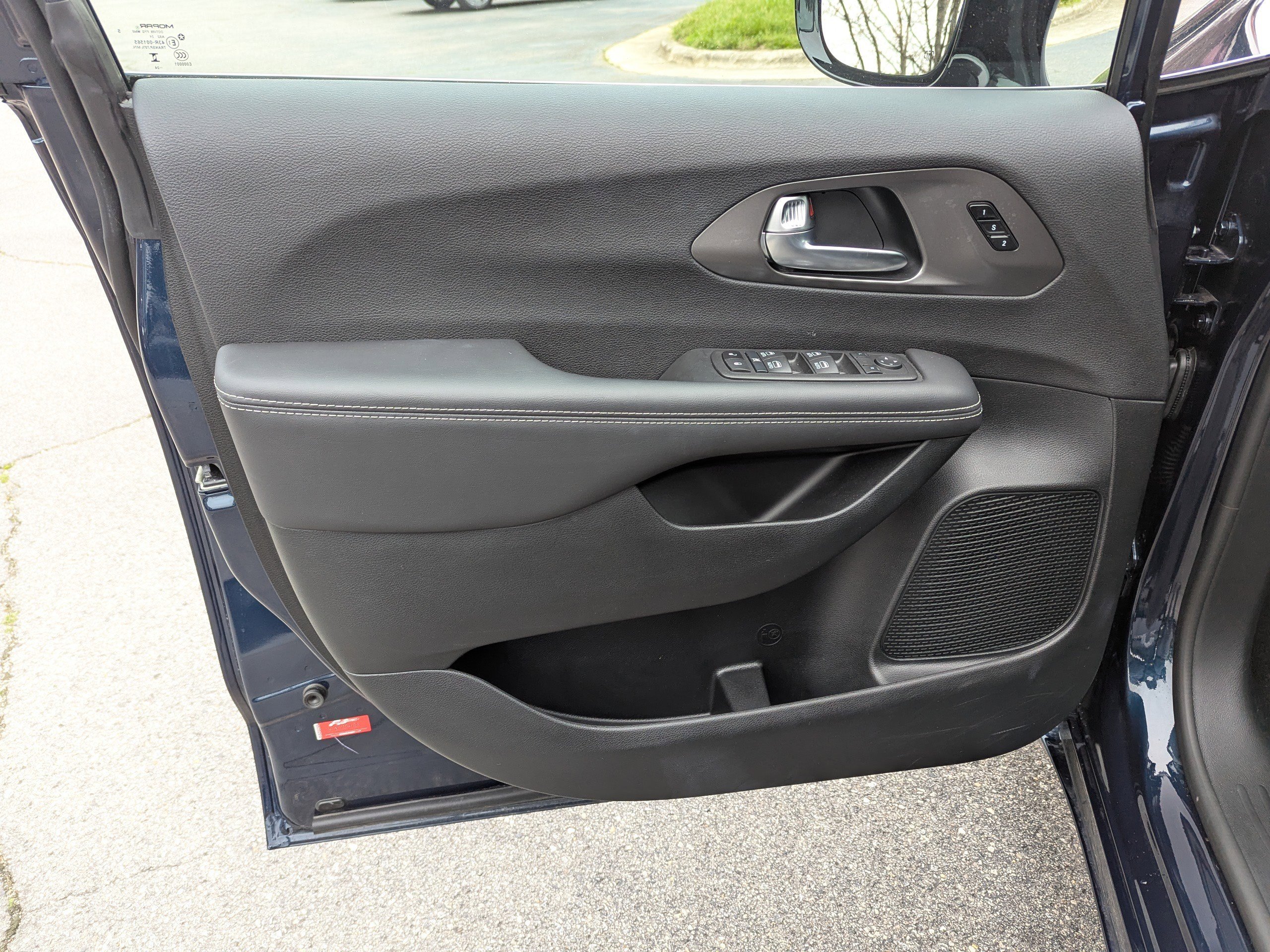 Used 2025 Chrysler Pacifica Select image 17