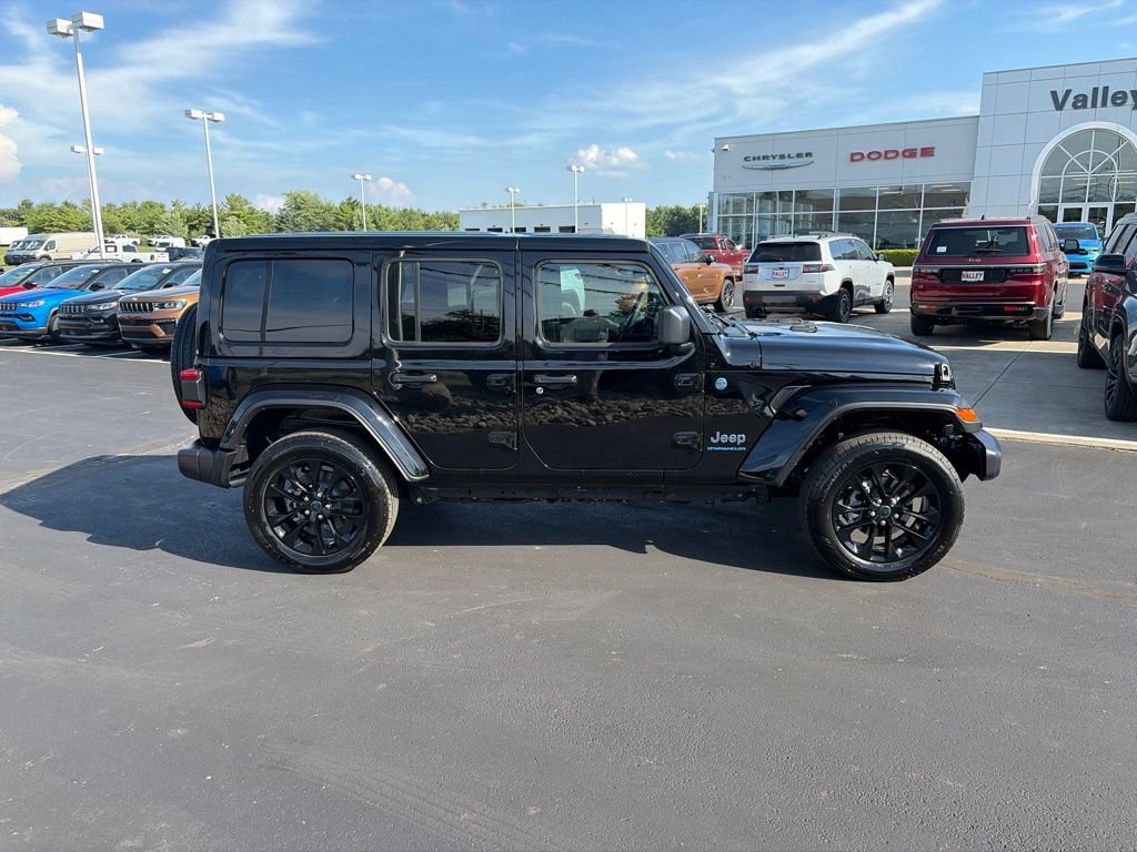 Used 2025 Jeep Wrangler Unlimited Sahara w/ Safety Group AWD/4WD image 8