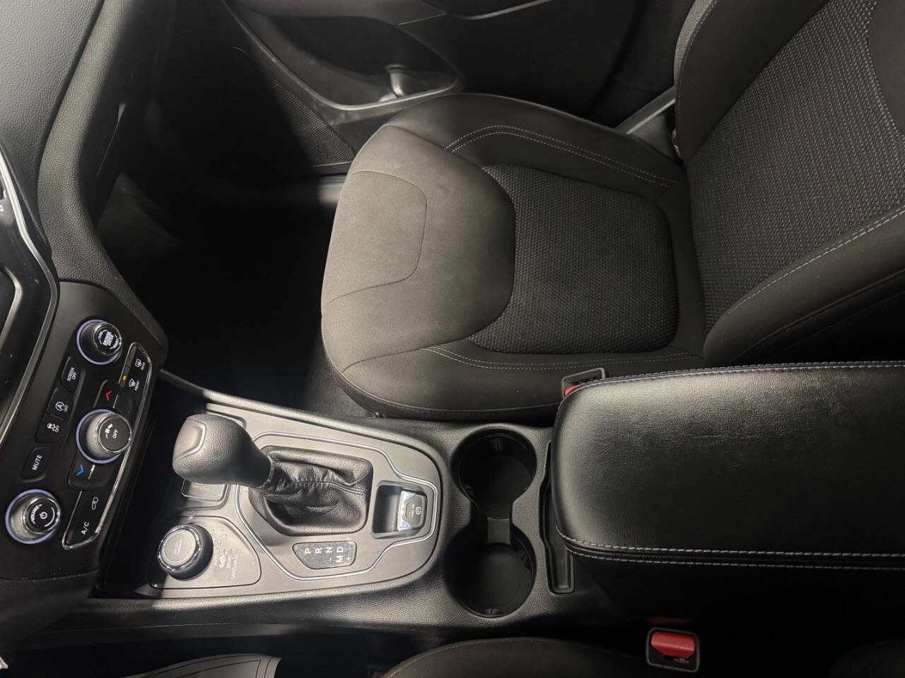 Used 2019 Jeep Cherokee Latitude w/ Cold Weather Group image 34