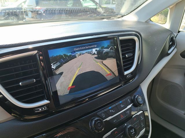 Used 2023 Chrysler Pacifica Touring-L FWD image 14