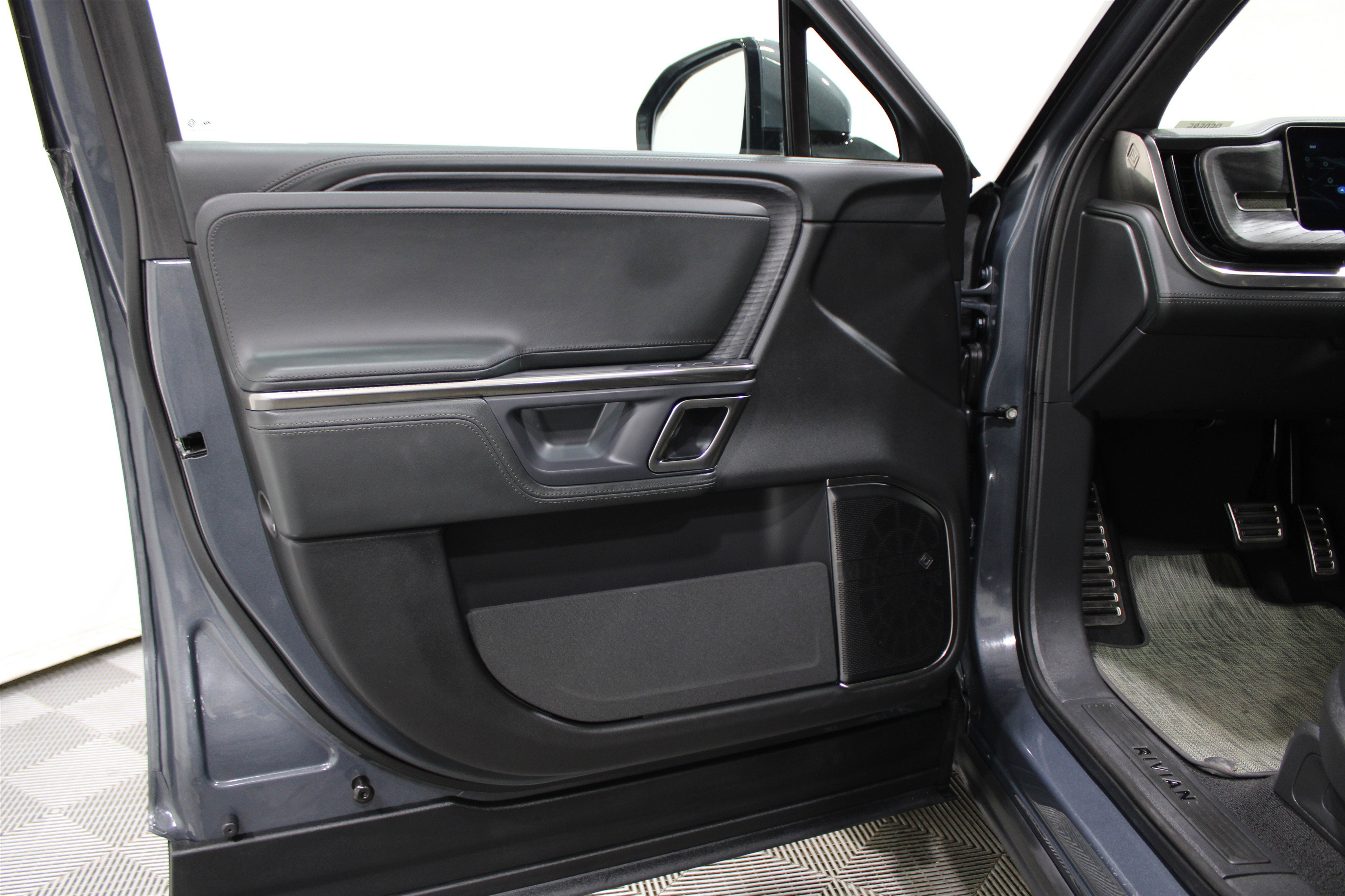 Used 2024 Rivian R1S Adventure image 6