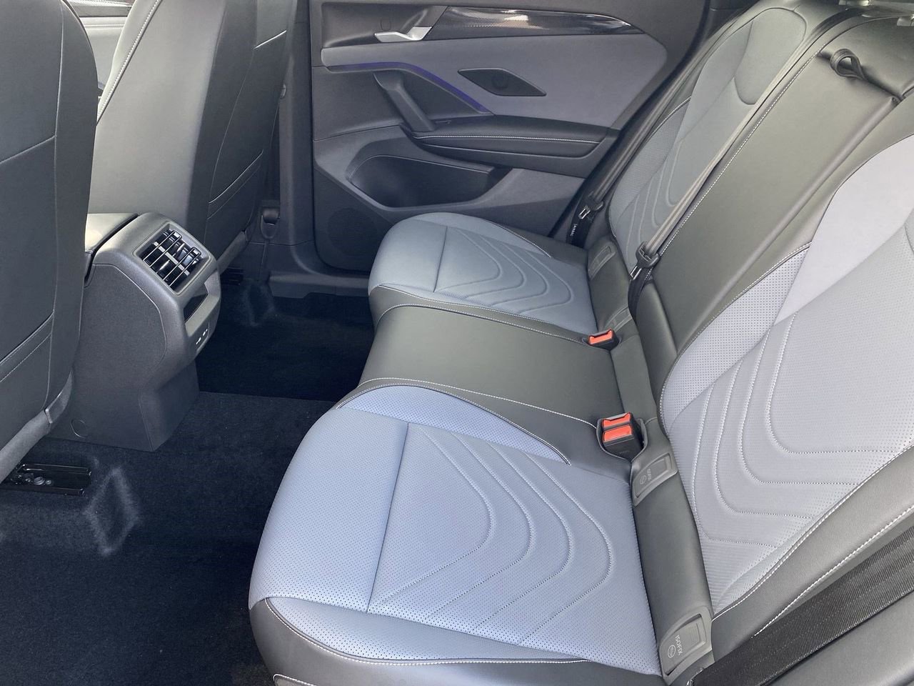 New 2026 Volkswagen Tiguan SE R-Line image 13