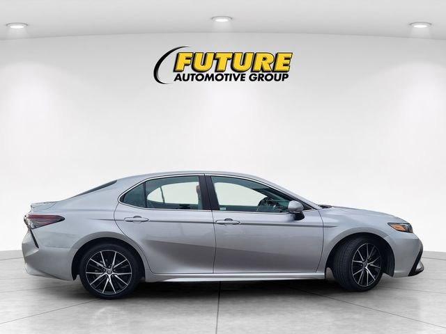 Used 2023 Toyota Camry SE image 3