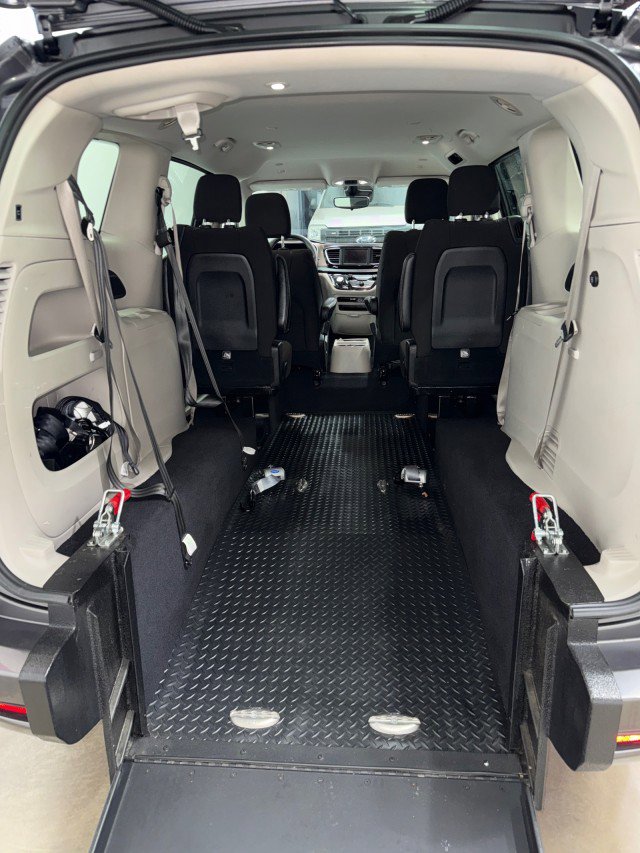 Used 2023 Chrysler Voyager LX image 14