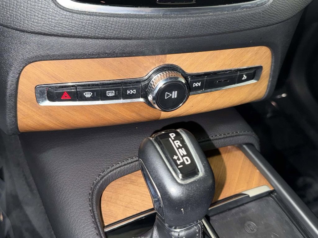 Used 2022 Volvo XC90 T6 Momentum w/ Climate Package image 25