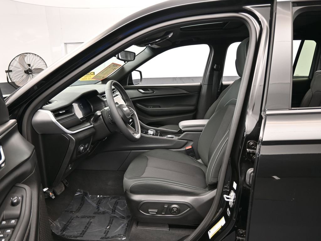 Used 2024 Jeep Grand Cherokee L Laredo image 12