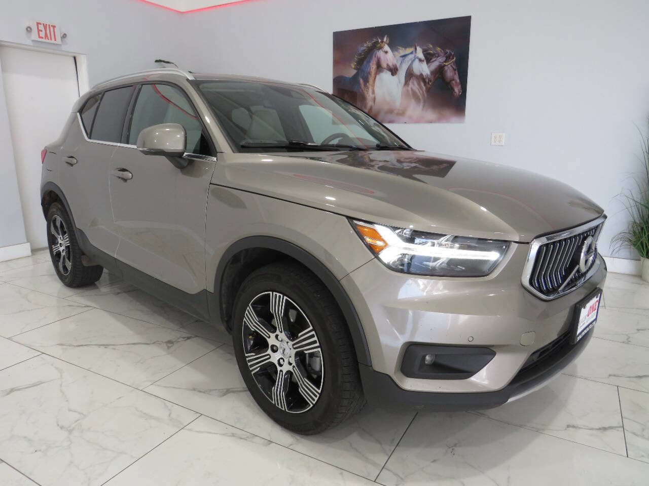 Used 2021 Volvo XC40 T4 Inscription image 2