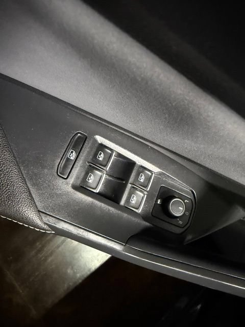 Used 2025 Volkswagen Jetta SE FWD image 12