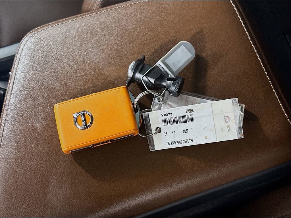 Used 2023 Volvo XC60 B5 Plus image 36