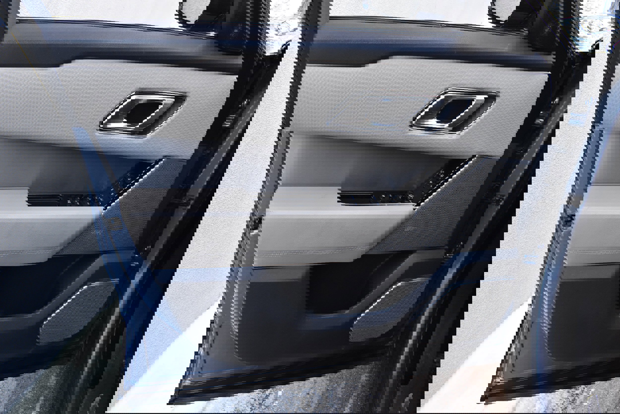 Used 2019 Land Rover Range Rover Velar R-Dynamic SE AWD/4WD image 21