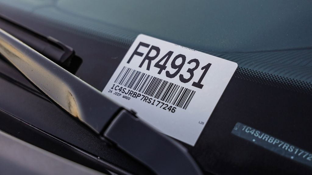 Certified 2024 Jeep Wagoneer L Series II w/ Flexible Seating Group image 29