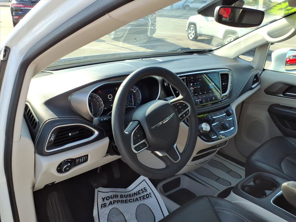 Used 2022 Chrysler Pacifica Touring-L image 12