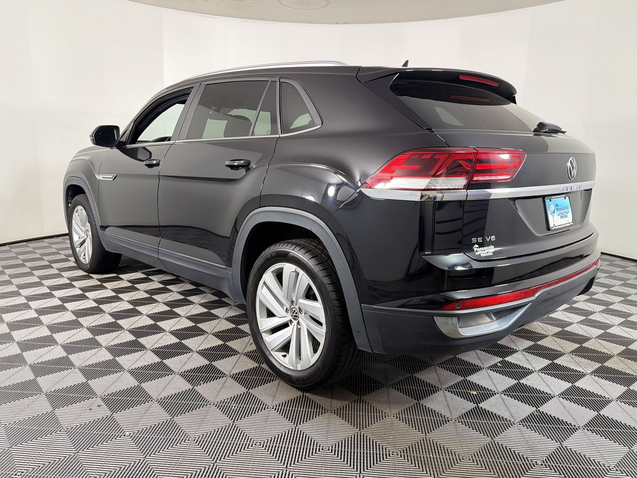 Used 2021 Volkswagen Atlas Cross Sport SE image 3