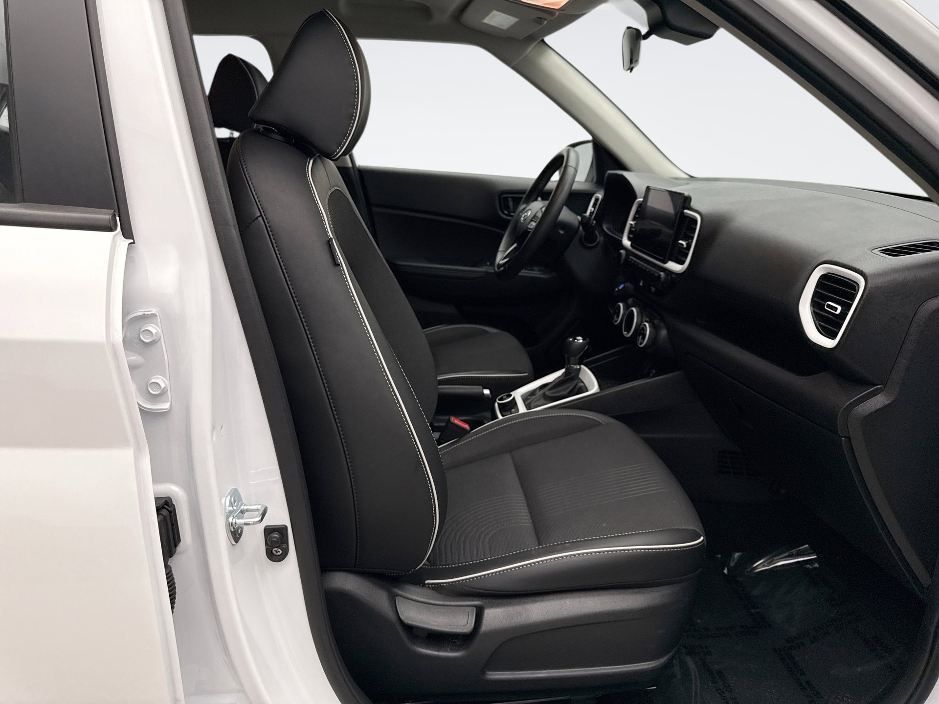 Used 2025 Hyundai Venue Limited image 18