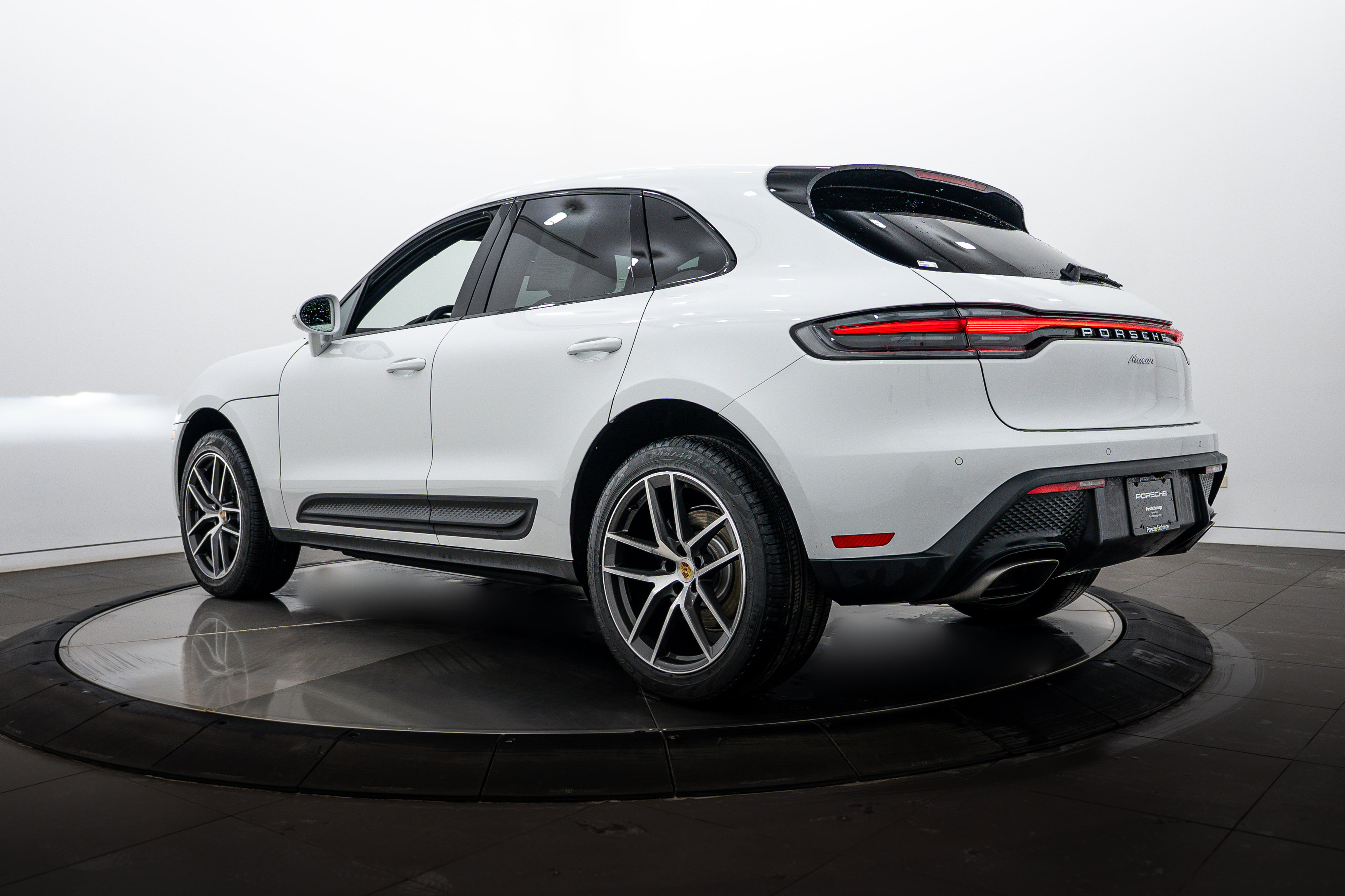 Certified 2026 Porsche Macan AWD/4WD image 3